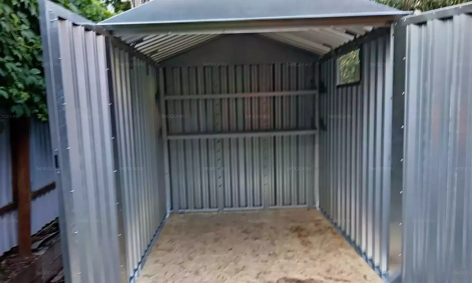 Железный хозблок SKOGGY с двускатной крышей