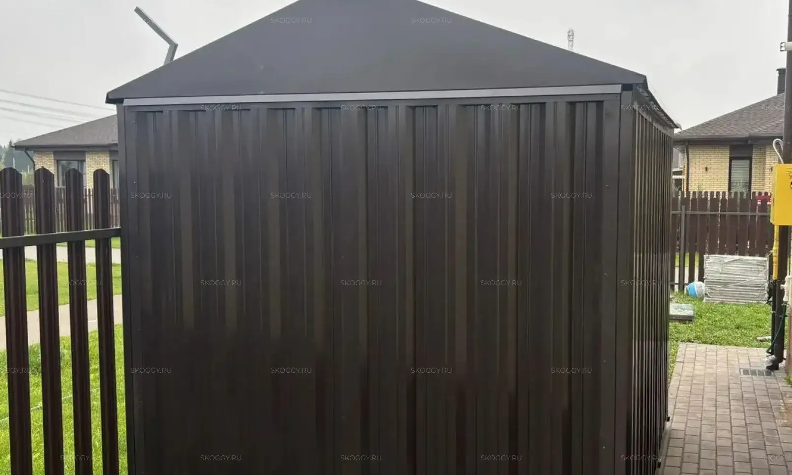 Стильный хозблок SKOGGY в серо-коричневом цвете